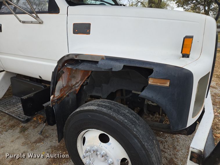 image for item EE8697 2000 Chevrolet  C7500 bucket truck