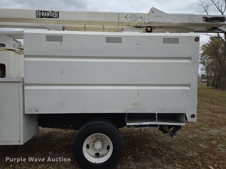 image for item EE8697 2000 Chevrolet  C7500 bucket truck