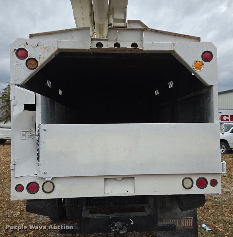 image for item EE8697 2000 Chevrolet  C7500 bucket truck