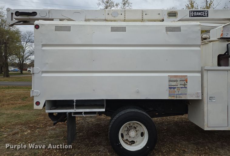 image for item EE8697 2000 Chevrolet  C7500 bucket truck