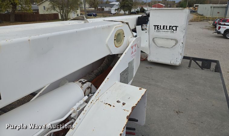 image for item EE8697 2000 Chevrolet  C7500 bucket truck