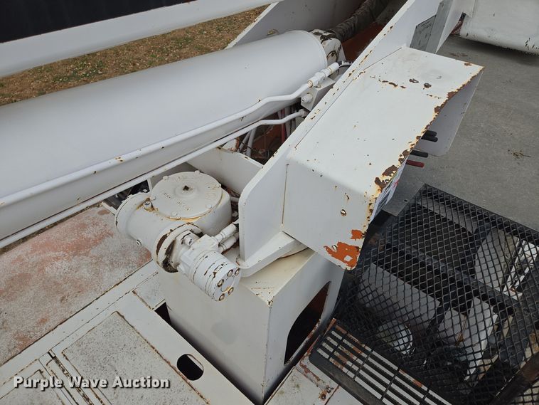 image for item EE8697 2000 Chevrolet  C7500 bucket truck