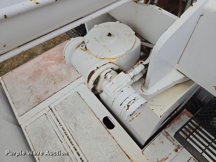 image for item EE8697 2000 Chevrolet  C7500 bucket truck