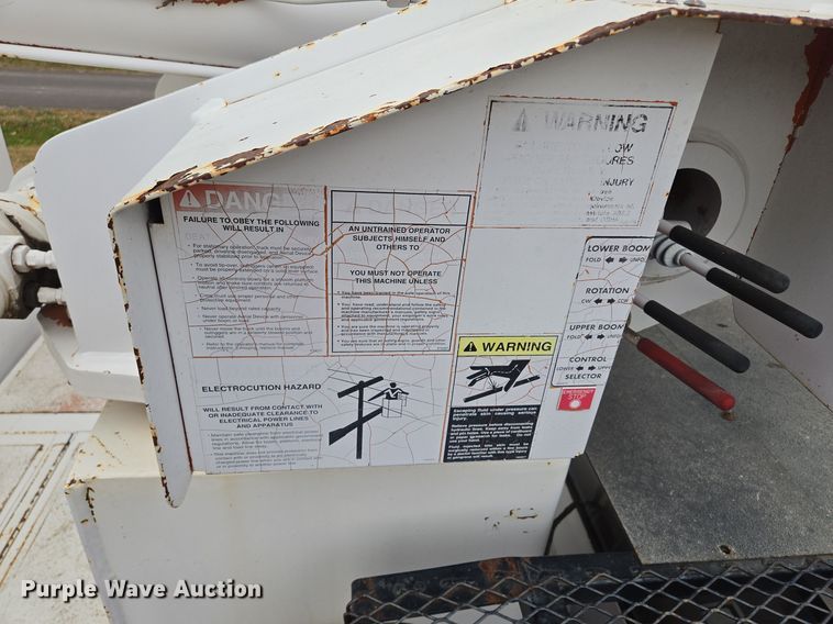 image for item EE8697 2000 Chevrolet  C7500 bucket truck