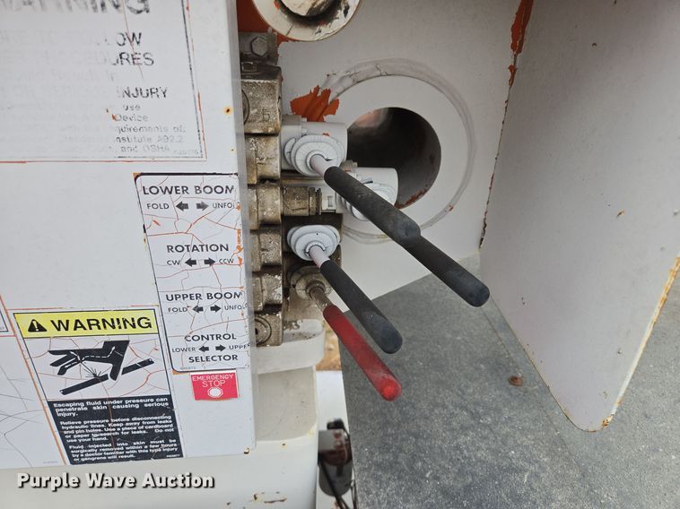 image for item EE8697 2000 Chevrolet  C7500 bucket truck