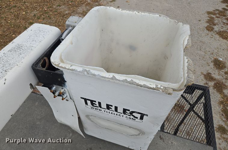 image for item EE8697 2000 Chevrolet  C7500 bucket truck