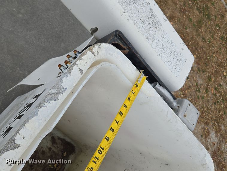 image for item EE8697 2000 Chevrolet  C7500 bucket truck