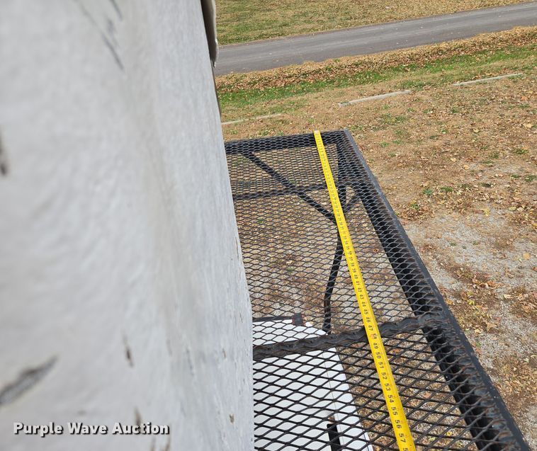 image for item EE8697 2000 Chevrolet  C7500 bucket truck