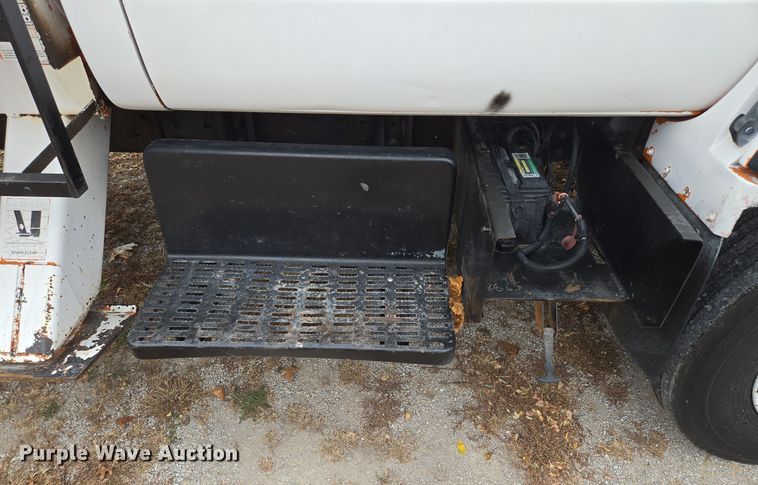 image for item EE8697 2000 Chevrolet  C7500 bucket truck