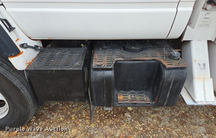 image for item EE8697 2000 Chevrolet  C7500 bucket truck