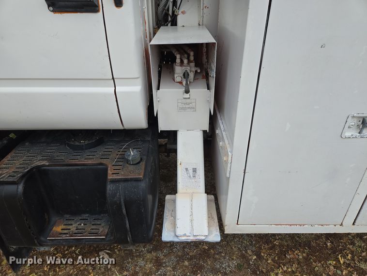 image for item EE8697 2000 Chevrolet  C7500 bucket truck