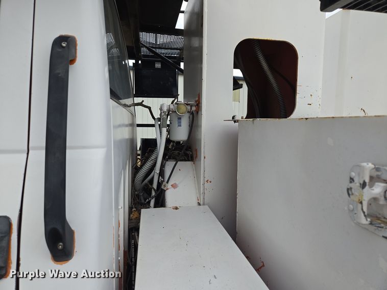 image for item EE8697 2000 Chevrolet  C7500 bucket truck