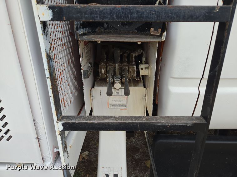 image for item EE8697 2000 Chevrolet  C7500 bucket truck