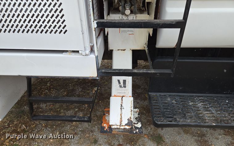 image for item EE8697 2000 Chevrolet  C7500 bucket truck