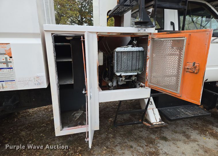 image for item EE8697 2000 Chevrolet  C7500 bucket truck