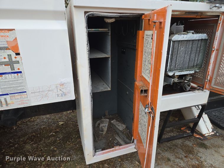 image for item EE8697 2000 Chevrolet  C7500 bucket truck