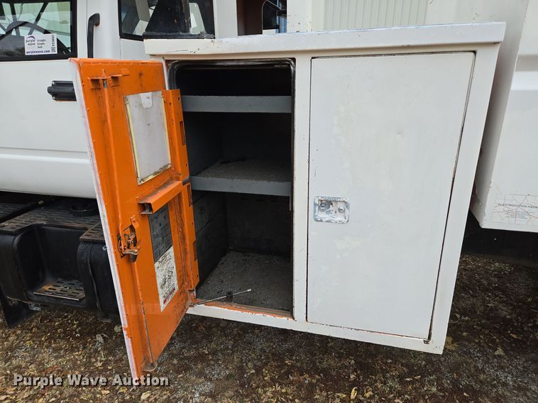 image for item EE8697 2000 Chevrolet  C7500 bucket truck