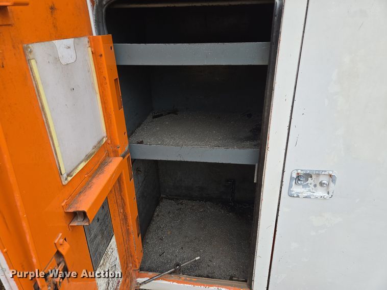 image for item EE8697 2000 Chevrolet  C7500 bucket truck