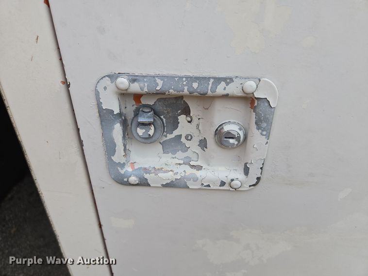 image for item EE8697 2000 Chevrolet  C7500 bucket truck