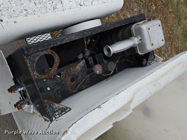 image for item EE8697 2000 Chevrolet  C7500 bucket truck