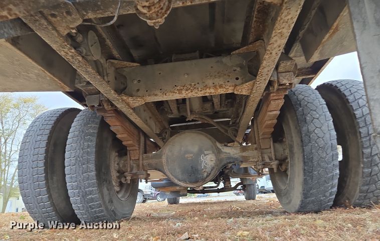 image for item EE8697 2000 Chevrolet  C7500 bucket truck