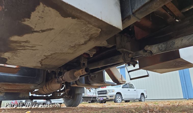 image for item EE8697 2000 Chevrolet  C7500 bucket truck