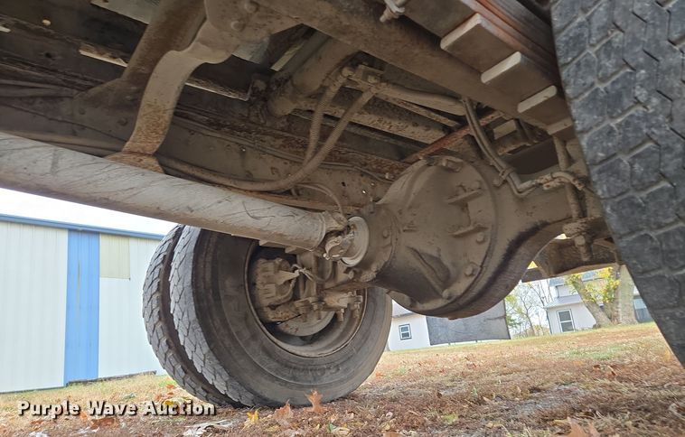 image for item EE8697 2000 Chevrolet  C7500 bucket truck