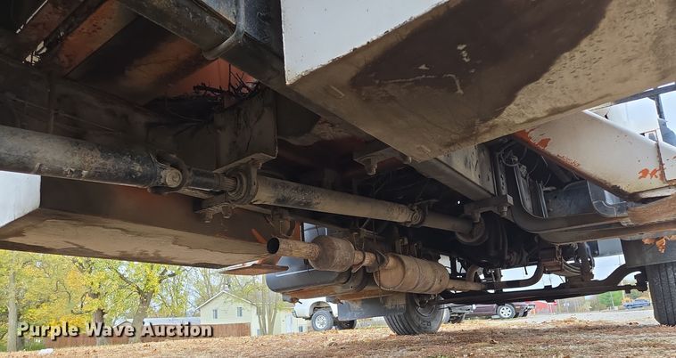 image for item EE8697 2000 Chevrolet  C7500 bucket truck