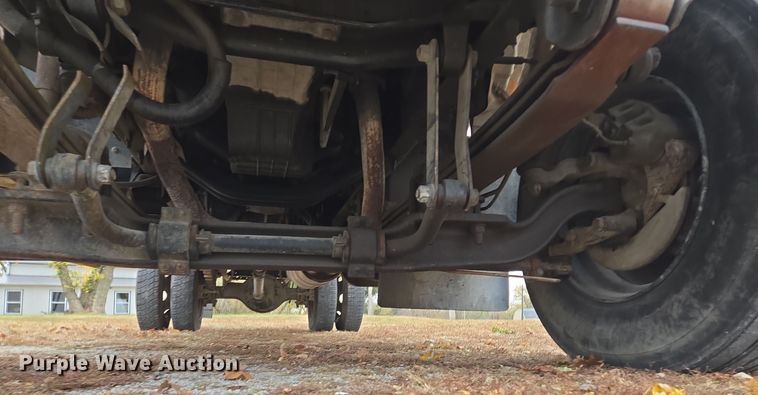 image for item EE8697 2000 Chevrolet  C7500 bucket truck