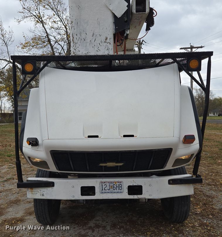 image for item EE8697 2000 Chevrolet  C7500 bucket truck
