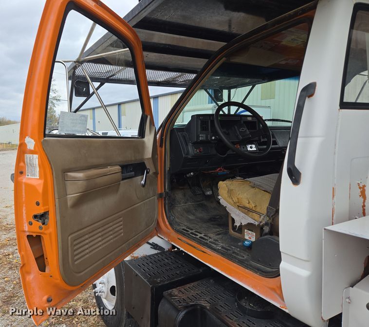 image for item EE8697 2000 Chevrolet  C7500 bucket truck