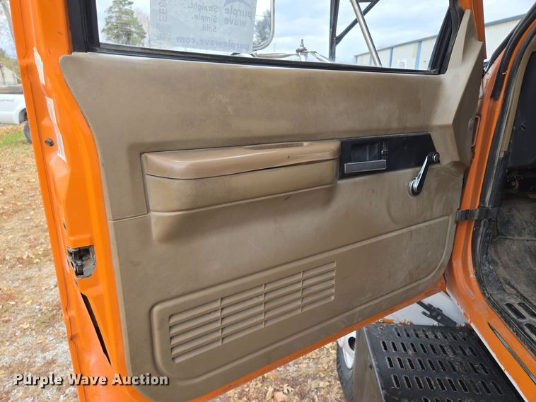 image for item EE8697 2000 Chevrolet  C7500 bucket truck