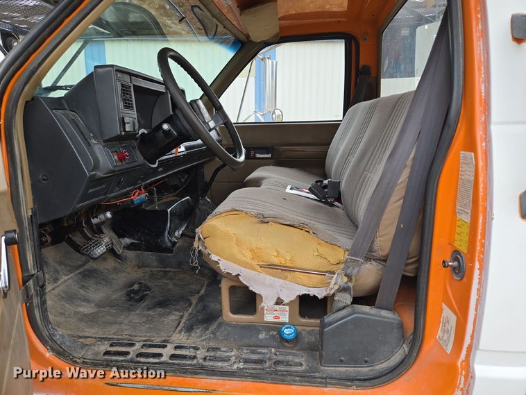 image for item EE8697 2000 Chevrolet  C7500 bucket truck