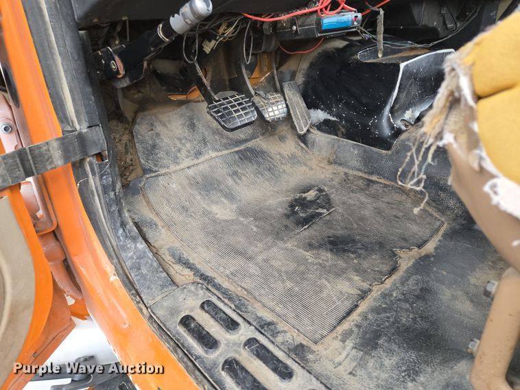 image for item EE8697 2000 Chevrolet  C7500 bucket truck