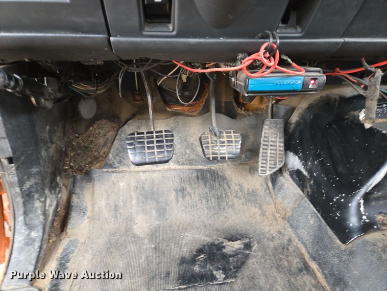 image for item EE8697 2000 Chevrolet  C7500 bucket truck