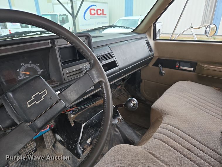 image for item EE8697 2000 Chevrolet  C7500 bucket truck