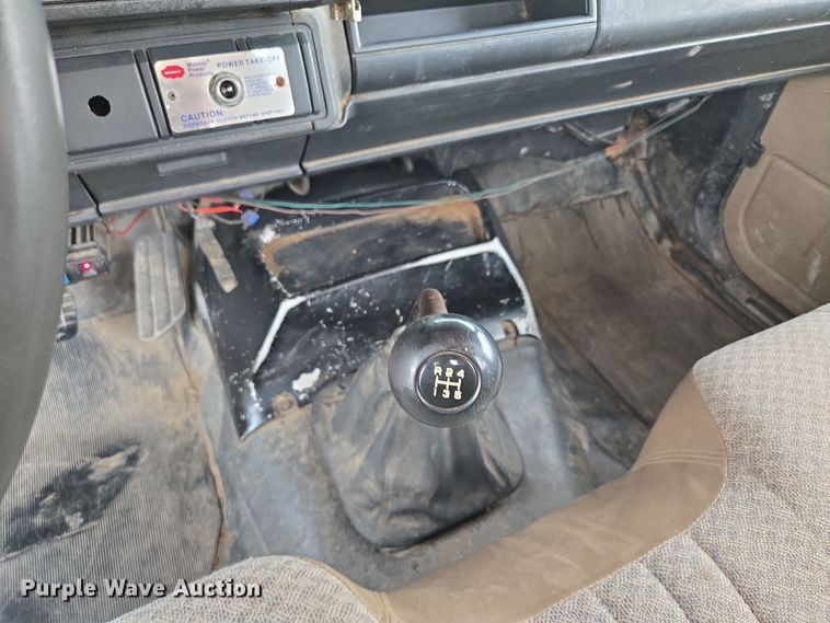 image for item EE8697 2000 Chevrolet  C7500 bucket truck