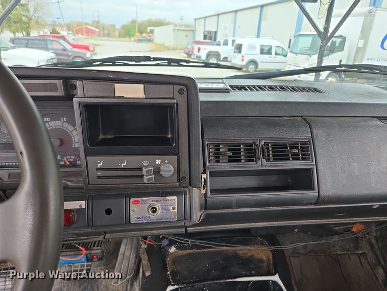 image for item EE8697 2000 Chevrolet  C7500 bucket truck