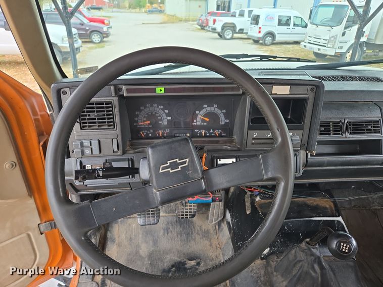 image for item EE8697 2000 Chevrolet  C7500 bucket truck