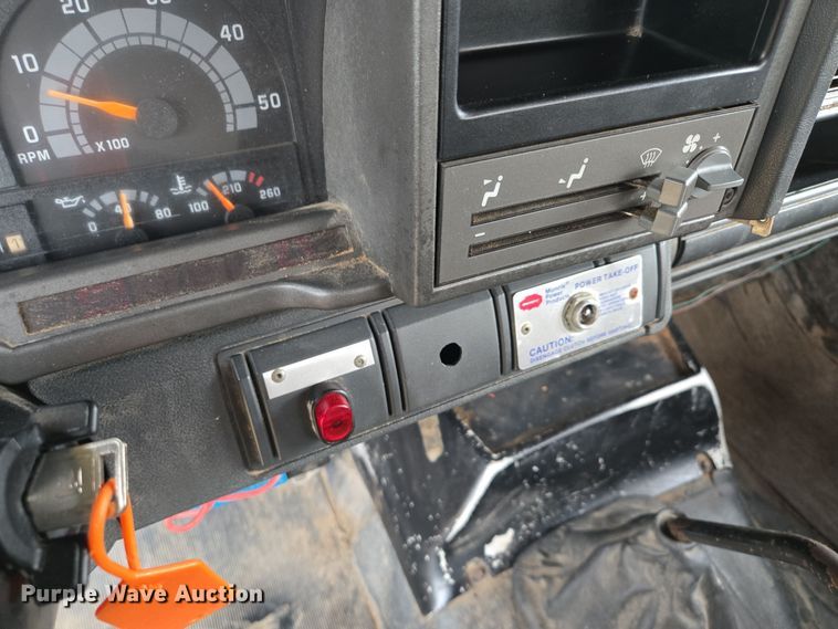 image for item EE8697 2000 Chevrolet  C7500 bucket truck