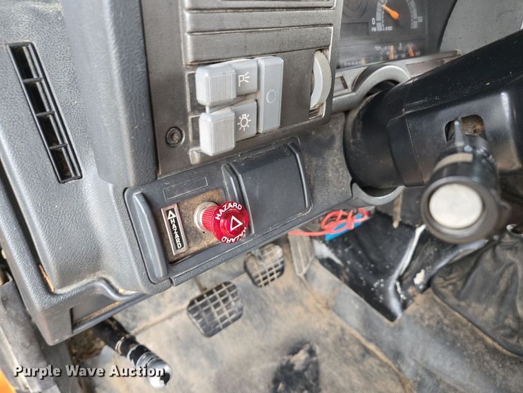 image for item EE8697 2000 Chevrolet  C7500 bucket truck