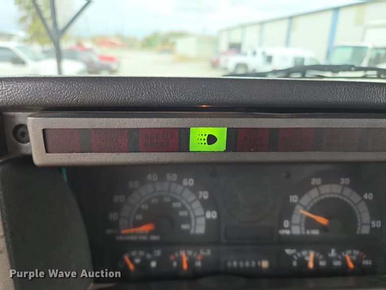 image for item EE8697 2000 Chevrolet  C7500 bucket truck