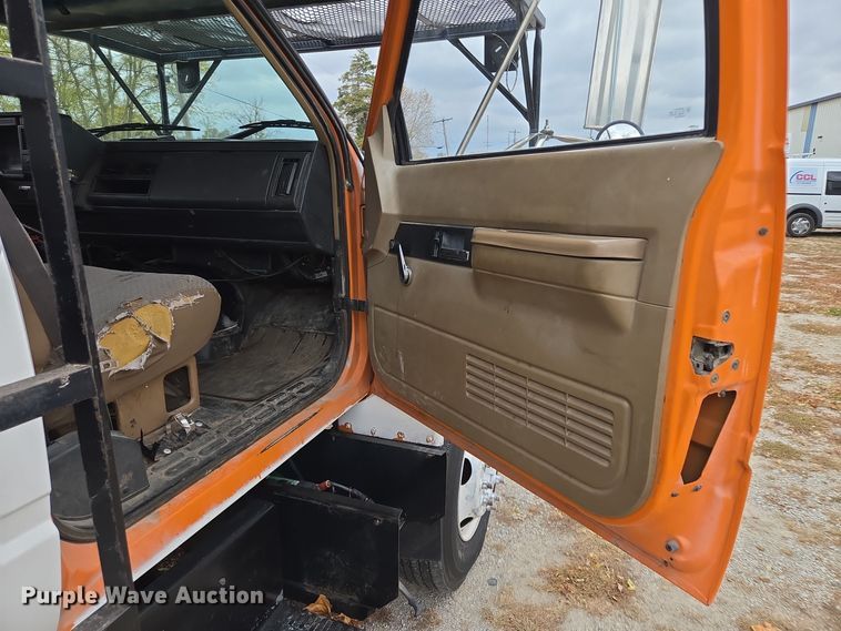 image for item EE8697 2000 Chevrolet  C7500 bucket truck