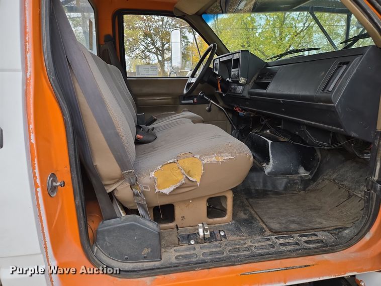 image for item EE8697 2000 Chevrolet  C7500 bucket truck