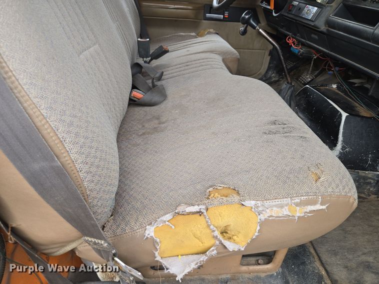 image for item EE8697 2000 Chevrolet  C7500 bucket truck