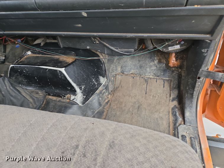 image for item EE8697 2000 Chevrolet  C7500 bucket truck