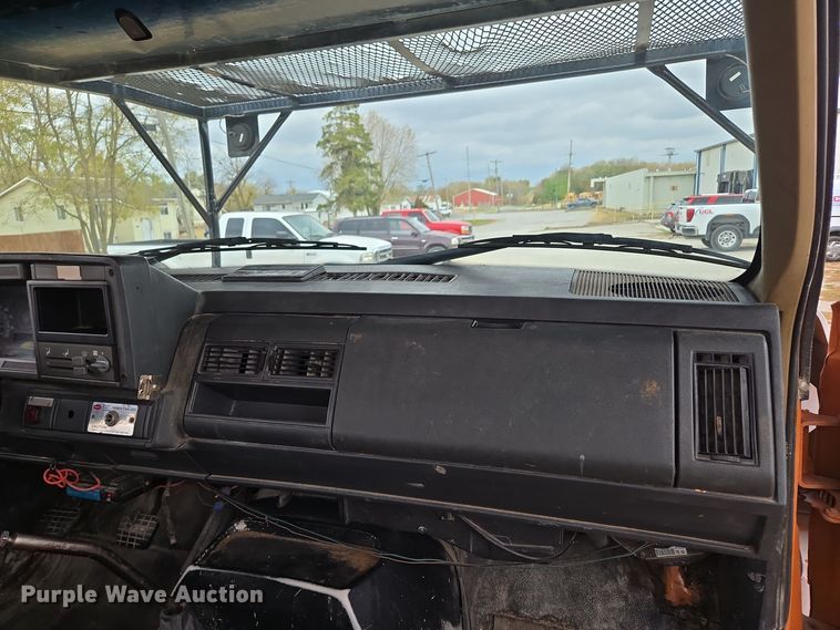 image for item EE8697 2000 Chevrolet  C7500 bucket truck