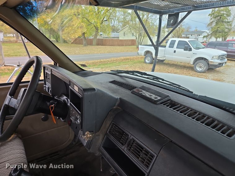 image for item EE8697 2000 Chevrolet  C7500 bucket truck