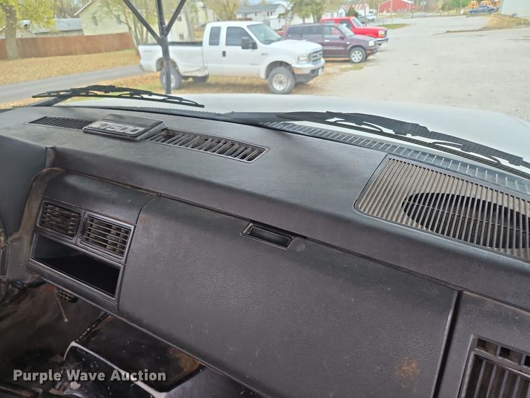 image for item EE8697 2000 Chevrolet  C7500 bucket truck