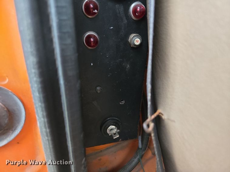 image for item EE8697 2000 Chevrolet  C7500 bucket truck